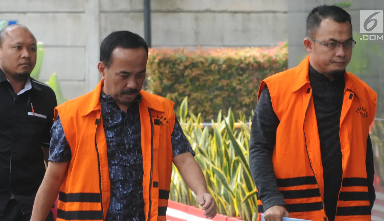 Walikota Blitar nonaktif Muhammad Samanhudi Anwar (kiri) dan Ketua Fraksi PAN DPRD Lampung Agus Bhakti Nugroho menjalani pemeriksaan lanjutan di gedung KPK, Jakarta, Selasa (04/9). (merdeka.com/dwi narwoko)