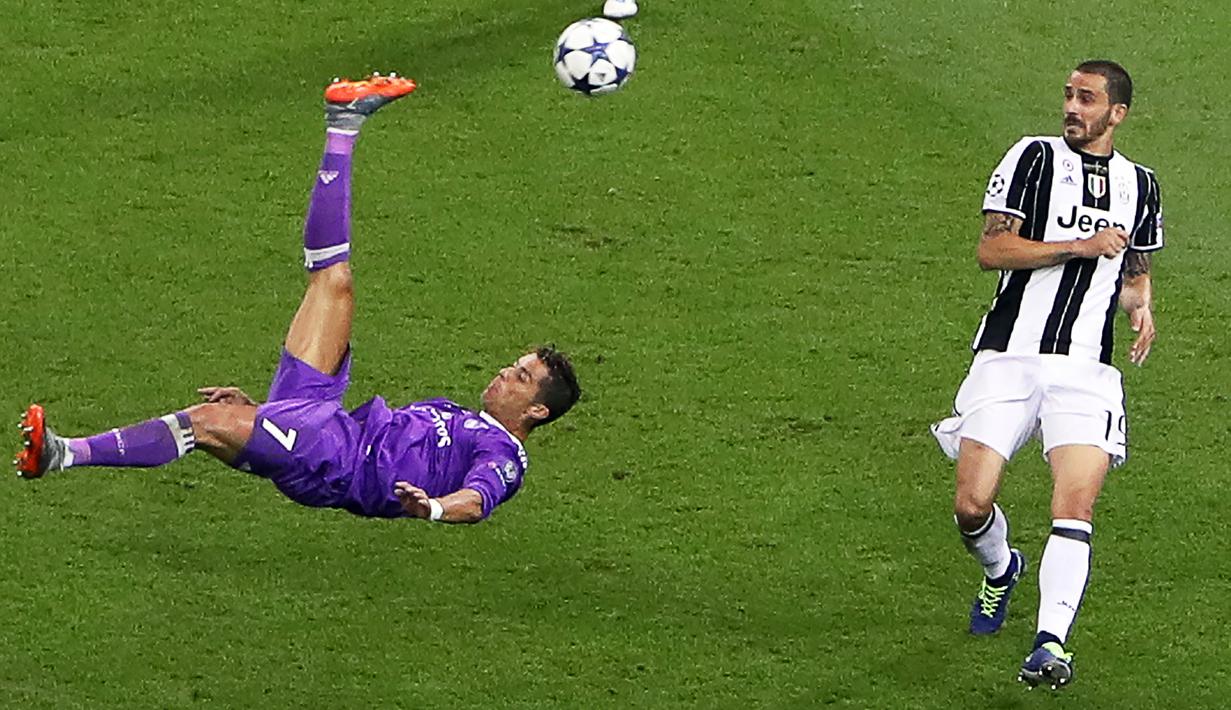 Striker Real Madrid, Cristiano Ronaldo, melakukan tendangan salto saat melawan Juventus pada laga final liga Champions di Stadion Millennium, Cardiff, Sabtu, (3/6/2017). Cristiano Ronaldo meraih gelar pemain terbaik FIFA 2017. (EPA/Geoff Caddick)