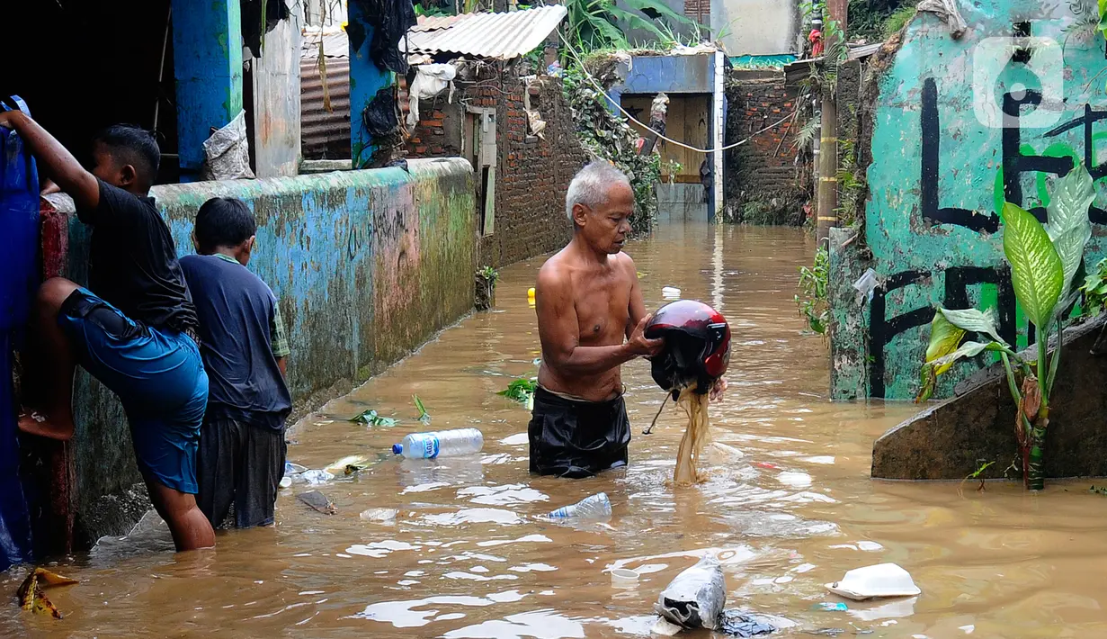 Warga membersihkan rumah usai banjir setinggi tiga meter di RT 05/08, Pejaten Timur, Jakarta Selatan, Senin (10/10/2022) Puluhan RT di DKI Jakarta tergenang banjir akibat luapan Sungai Ciliwung yang terjadi pada dini hari tadi. (merdeka.com/Arie Basuki)