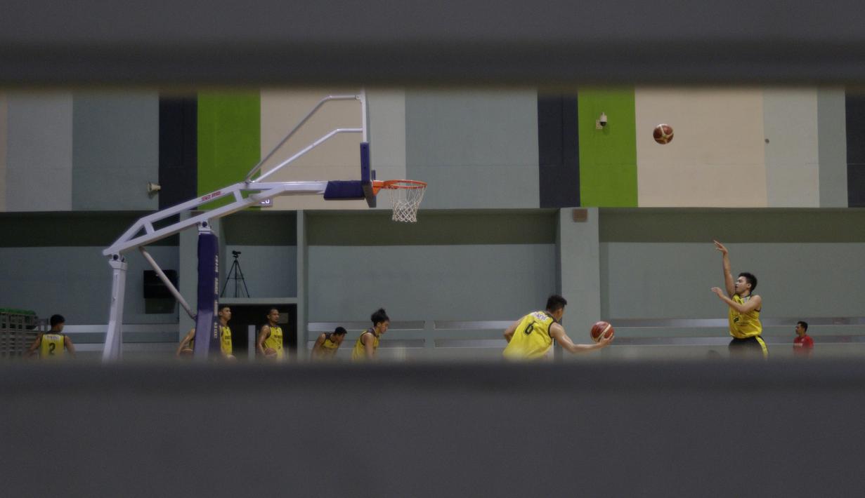 Pebasket Indonesia saat sesi latihan di GBK Arena, Jakarta, Senin, (14/9). Latihan tersebut untuk persiapan SEA Games 2019. (Bola.com/M Iqbal Ichsan)