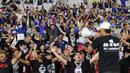 Suporter Thailand memberi dukungan saat melawan Indonesia pada laga kualifikasi Piala Dunia 2022 di SUGBK, Jakarta, Selasa (10/9). Indonesia takluk 0-3 dari Thailand. (Bola.com/M Iqbal Ichsan)