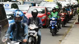 Pengendara ojek online melintas di Jalan Raya Pasar Minggu, Jakarta, Jumat (18/12/2015). Setelah sempat dilarang pengoperasiannya oleh Kementerian Perhubungan, kini ojek online diperbolehkan beroperasi kembali. (Liputan6.com/Helmi Fithriansyah)