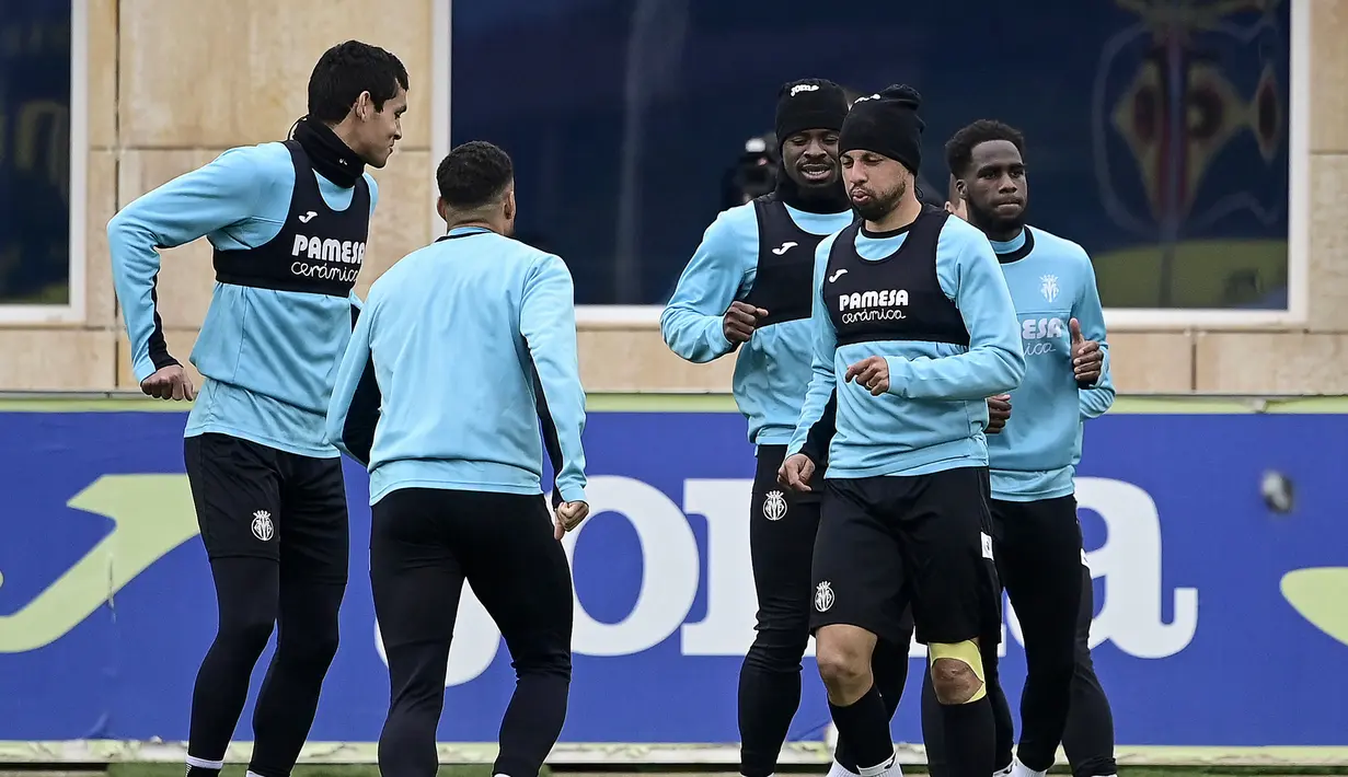 Pemain depan Villarreal Yeremi Pino mengambil bagian dalam sesi latihan di Ciudad deportiva Villarreal di Vila-Real, Selasa (15/3/2022). Villarreal akan berhadapan dengan Juventus dalam leg kedua babak 16 besar Liga Champions pada hari Rabu, 16 Maret 2022 di Allianz Stadium. (JOSE JORDAN/STR/AFP)