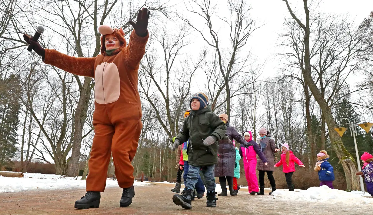 Anak-anak bersenang-senang dalam sebuah pertunjukan untuk menyambut Tahun Baru mendatang di sebuah taman di Minsk, Belarus, pada 27 Desember 2020. (Xinhua/Henadz Zhinkov)