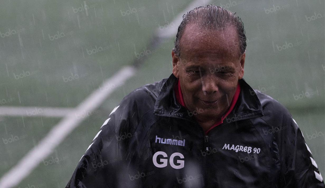 Guus Griet mengaku terkesan dengan niat belajar para pelatih muda Indonesia yang meski hanya dengan fasilitas seadanya tetap semangat. (Bola.com/Vitalis Yogi Trisna)