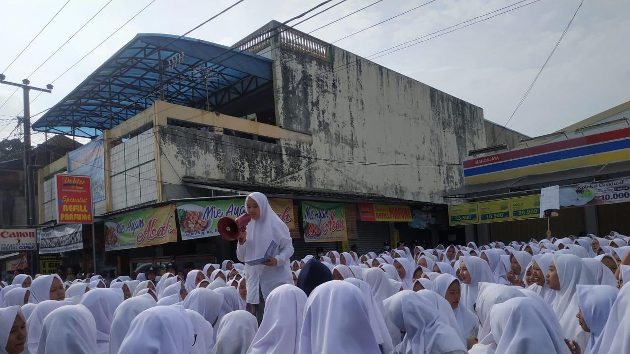 Ribuan Santri Ponpes Miftahul Huda, Manonjaya, Tasikmalaya menggeruduk Toko Modern Indomart lantaran rekannya dituduh mencuri (Foto: Liputan6.com/Jayadi Supriyadin)