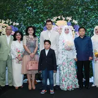 Risty Tagor dan Stuart Collin berfoto bersama keluarga dan kerabat dekatnya. (M. Akrom Sukarya/Bintang.com)