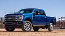 Ford F-Series Super Duty: Mobil Amerika terkenal akan mobil-mobil berkubikasi besar. Fakta tersebut tidak terkecuali untuk Ford F-Series Super Duty. Amerikan Truck ini mengandalkan unit mesin 6.700cc V8 turbodiesel dengan output tenaga hingga 500 Hp serta torsi 1.626 Nm yang membuatnya mampu menarik beban hingga 18 ton. (Source: caranddriver.com)