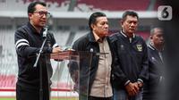 Ketua Komite Pemilihan PSSI Amir Burhanuddin (kiri) dan Ketua Komite Banding pemilihan Gusti Randa (kanan) mengumumkan sejumlah nama calon ketua dan wakil ketua PSSI di Stadion Gelora Bung Karno (SUGBK),  Jakarta, Selasa (31/1/2023). Dengan demikian seluruh nama yang telah masuk pada 19 Januari lalu berhak bersaing di Kongres Luar Biasa PSSI yang akan berlangsung pada 16 Februari. (Liputan6.com/Johan Tallo)