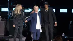 Penyanyi Beyonce dan suaminya, Jay Z berdiri bersama Capres AS Hillary Clinton dalam konser kampanye di Cleveland, Ohio, Jumat (4/11). Jay Z dan Beyonce menggelar konser bagi Hillary untuk meraih pemilih muda berkulit hitam di Ohio. (AP Photo/Matt Rourke)