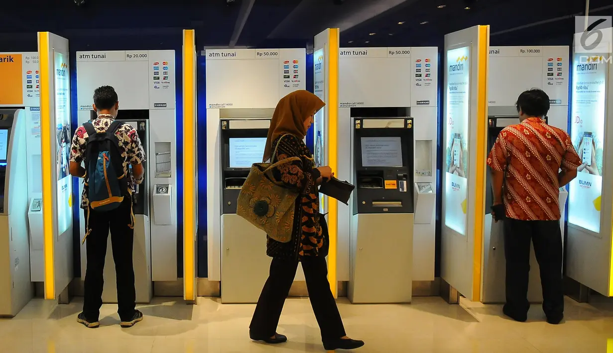 Nasabah melakukan transaksi di ATM Mandiri, Jakarta, Senin (29/4/2019). Aset Bank Mandiri pada Kuartal I 2019 tercatat sebesar Rp 1.206,0 triliun, naik 9,8 persen dari akhir Maret 2018. (Liputan6.com/Angga Yuniar)