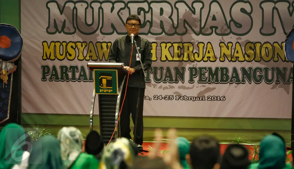 Menteri Dalam Negeri Tjahjo Kumolo saat membuka Mukernas ke-IV PPP di Jakarta, (24/2). Tjahjo yang mewakili pemerintah menganggap PPP hanya ada satu, meski saat ini tengah dilanda konflik internal. (Liputan6.com/Faizal Fanani)