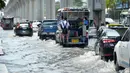 Sejumlah kendaraan melaju di sebuah jalan yang terendam banjir pascahujan lebat di Bangkok, Thailand (31/8/2020). (Xinhua/Rachen Sageamsak)