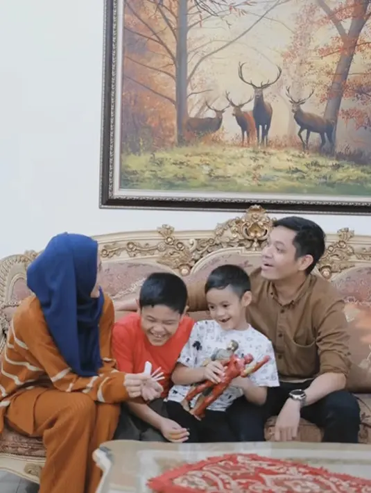 "Kamu hamil?" tanya Dude Halino memastikan apa yang ditunjukan sang istri. Icha pun mengangguk, menjawab pertanyaan Dude. [Foto: Instagram/ichasoebandono]