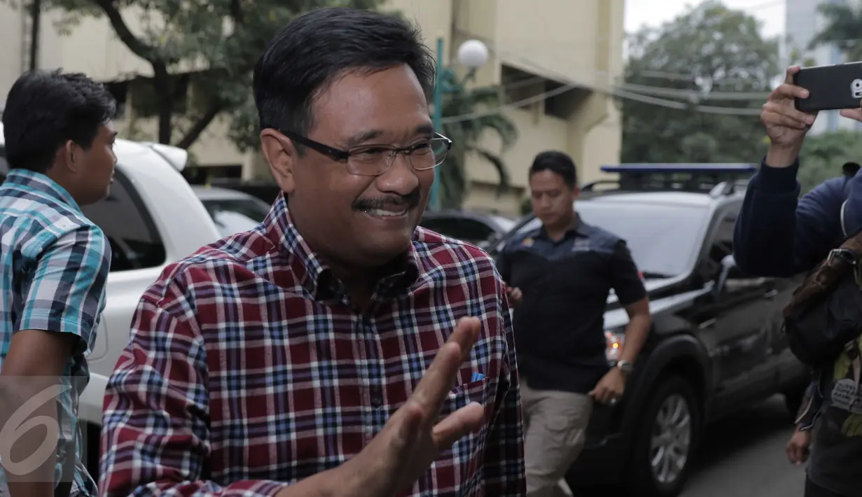 Calon wakil Gubernur DKI Jakarta Djarot Saiful Hidayat menyapa awak media saat tiba di Reskrimum Polda Metro Jaya, Jakarta, Senin (21/11). Djarot diperiksa sebagai saksi atas kasus penolakan kampanye di Kembangan Utara. (Liputan6.com/Gempur M Surya)