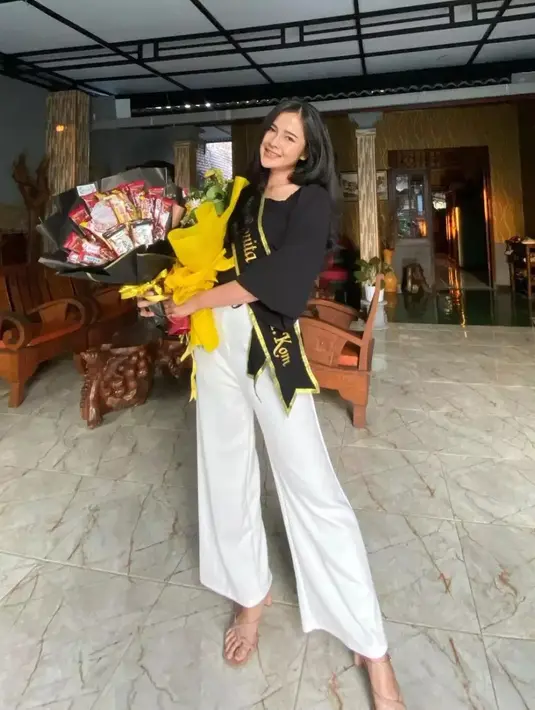 Pemilihan interior kayu juga membawa vibe klasik, mulai dari kursik, meja hingga perabot lainnya. [Instagram @bellabonita_r.a]