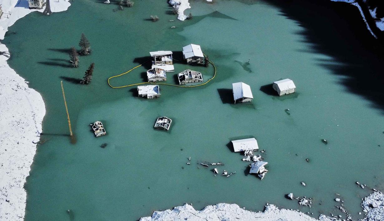 Pemandangan udara menunjukkan Desa Blatten yang sebagian terendam banjir setelah hujan salju baru-baru ini, lima bulan setelah tanah longsor menghancurkan desa tersebut, Blatten, Swiss, pada Selasa 28 Oktober 2025. Sebanyak 300 warga Desa Blatten terpaksa meninggalkan rumah mereka pada 19 Mei 2025 setelah para ahli geologi yang memantau wilayah tersebut memperingatkan bahwa Gletser Birch tampak tidak stabil. (AP Photo/Michael Probst)