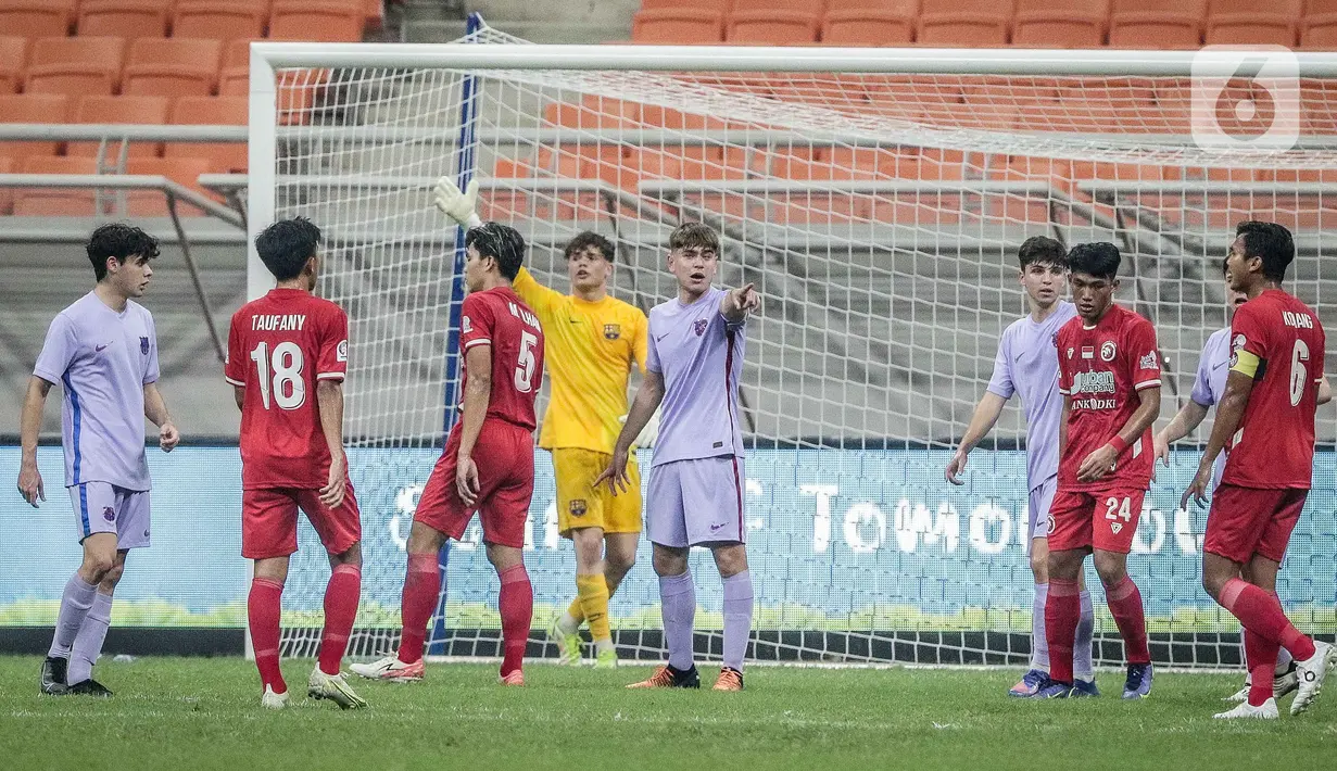 Suasana pertandingan Indonesia All Star U-20 dengan FC Barcelona U-18 pada International Youth Championship 2021 di Jakarta International Stadium, Jakarta, Rabu (13/4/2022). Pertandingan berakhir imbang 0-0. (Liputan6.com/Faizal Fanani)