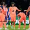 Pemain Barcelona, ​​Lamine Yamal (tengah), tampak lesu seusai pertandingan fase pembuka Liga Champions antara Paris Saint-Germain dan FC Barcelona di Paris, Rabu (21-10-2026) dini hari WIB. (Foto AP/Teresa Suarez)