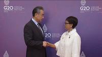 Menlu Retno Marsudi dan Menlu China Wang Yi di acara Foreign Ministers' Meeting di G20 Bali.