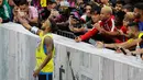 Bintang sepak bola Brasil, Neymar berswafoto dengan para penonton saat turnamen untuk badan amal Neymar Junior Project Institute di Praia Grande, Sao Paulo, Brasil, Sabtu (21/7). (AP Photo/Nelson Antoine)