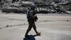 Seorang pasukan penjaga perdamaian Perserikatan Bangsa Bangsa (PBB) asal Spanyol melewati sebuah rumah yang hancur dalam bentrokan antara Hizbullah dan militer Israel di desa Dibbine, Lebanon Tenggara, Jumat 5 Juni 2026. (AP Photo/Hussein Malla)
