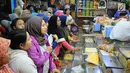 Pembeli mengantre saat membeli kue kering di Pasar Jatinegara, Jakarta, Senin (27/5/2019). Jelang Idul Fitri 2019, banyak warga berburu makanan ringan seperti kue kering untuk jamuan di hari raya. (Liputan6.com/Angga Yuniar)