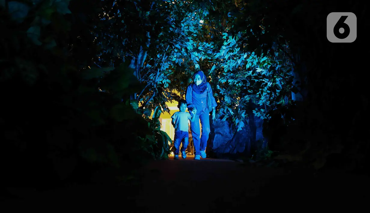 Pengunjung menjelajahi dunia pandora ala Avatar di Senayan City, Jakarta, Senin (14/12/2022). Senayan City menghadirkan Festive Season – The Festive Mood mulai tanggal 12 Desember – 8 Januari 2023, salah satunya Avatar Pandora Experience. (Liputan6.com/Herman Zakharia)