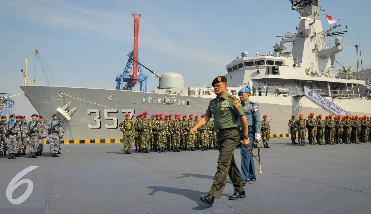 Panglima TNI Jenderal Gatot Nurmantyo berjalan saat melepas Satgas Maritime Task Force (MTF) TNI Konga XXVIII-H Unfil Lebanon Tahun 2015 di Dermaga Mako Kolinlamil, Jakarta, Kamis (27/8/2015). (Liputan6.com/Faizal Fanani)