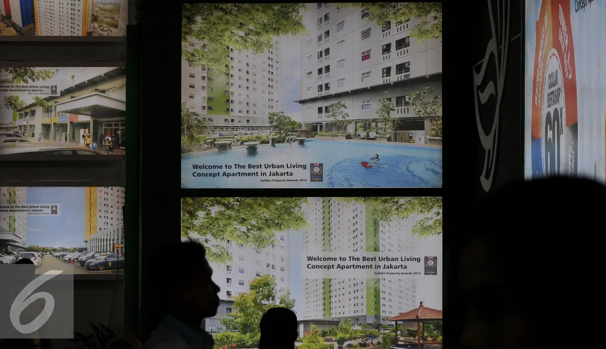 Pengunjung melihat pameran Real Estate Indonesia Expo 2015, di Jakarta Convention Center (JCC), Senayan, Jakarta, Sabtu (14/11/2015). Pameran yang ke 27 ini akan berlangsung hingga 22 November 2015 mendatang. (Liputan6.com/Johan Tallo)