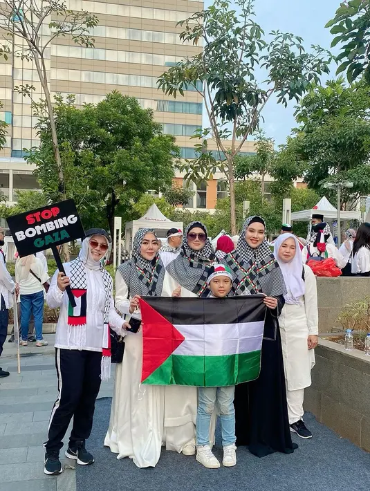 Artis yang juga anggota DPR Mulan Jameela bersama Kartika Putri juga ikut menyuarakan. Mereka kompak dengan atribut Palestina. "Wahai saudaraku di Palestina.. ini tanda cinta kami untuk kalian..," tulis Mulan.  [Instagram/mulanjameela]