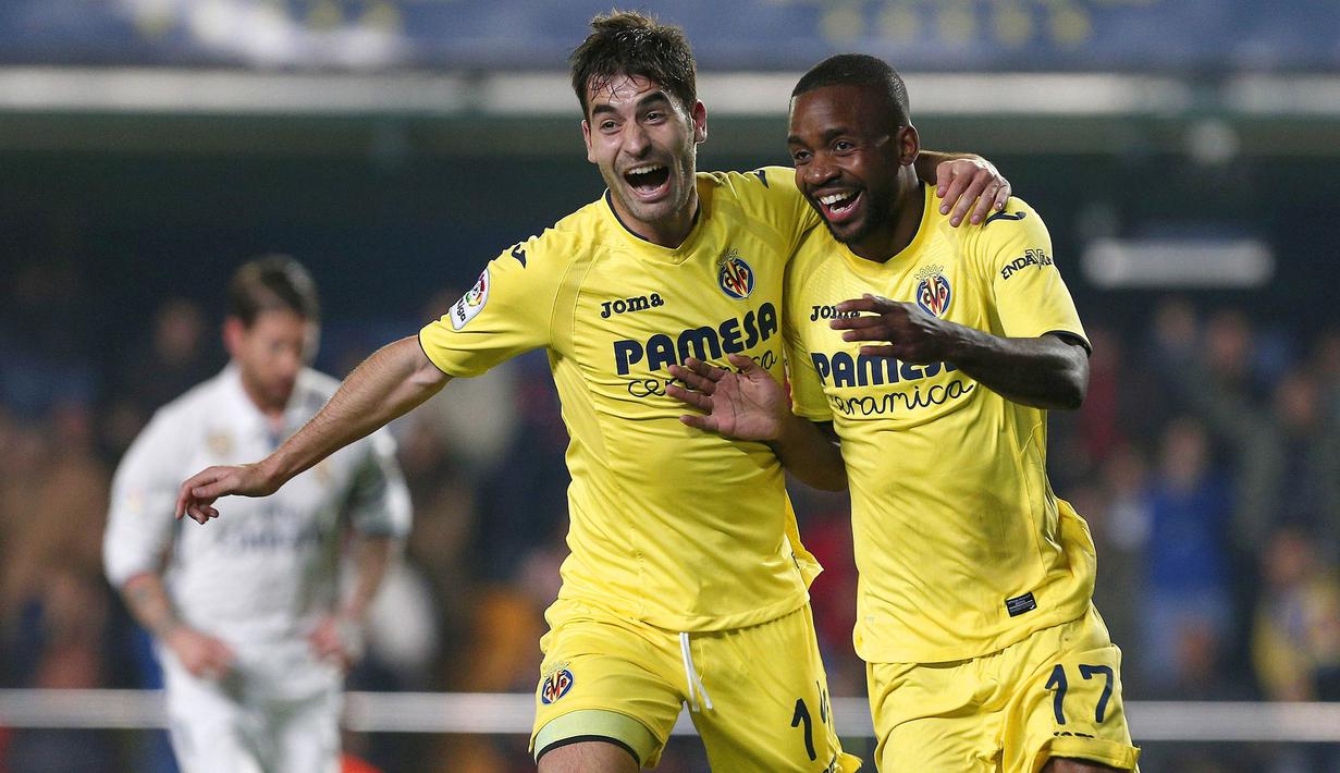 Striker Villarreal, Cedric Bakambu, merayakan gol yang dicetaknya ke gawang Real Madrid. Villarreal sempat unggul 2-0 atas Real Madrid melalui gol yang dicetak Trigueros '50 dan Cedric Bakambu '56. (EPA/Miguel Angel Pozo)