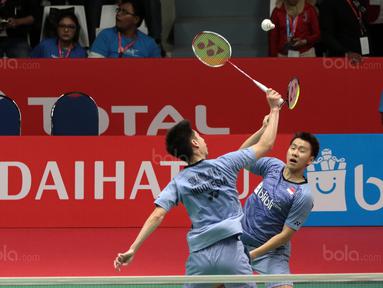 Kevin Sanjaya/Marcus Gideon berebut kok saat melawan Rian Agung/Hendra Setiawan pada babak kedua Daihatsu Indonesia Master 2018 di Istora Senayan, Kamis (25/1/2018). Kevin/Marcus menang 21-16 23-2.1 (Bola.com/Nick Hanoatubun)