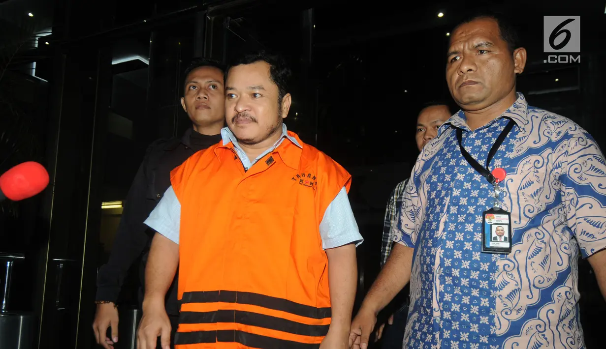 Penyuap Bupati Pakpak Bharat, Hendriko Sembiring dikawal petugas usai menjalani pemeriksaan perdana oleh penyidik di gedung KPK, Jakarta, Selasa (27/11). Hendriko diperiksa sebagai tersangka terkait dengan proyek di Dinas PUPR. (merdeka.com/Dwi Narwoko)