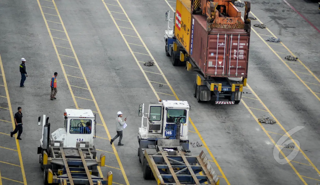 Sejumlah pekerja saat mengecek peti kemas di Pelabuhan JICT, Tanjung Priuk, Jakarta, Rabu (25/3/2015). Pelindo II mencatat waktu tunggu pelayanan kapal dan barang sudah mendekati target pemerintah. (Liputan6.com/Faizal Fanani)