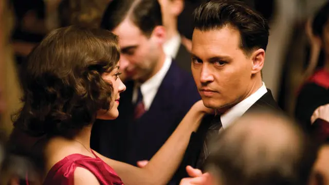 Maroon Cottilard dan Johnny Depp. dalam Public Enemies. (Universal Pictures via IMDb)