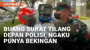 Seorang pemotor ditindak polisi lantaran masuk jalur bus Transjakarta atau busway. Usai diberi surat tilang polisi di Jl. Gatot Subroto, Mampang Prapatan, Jakarta Selatan, pemotor itu marah. Ia membuang surat tilang di hadapan aparat yang berjaga di ...