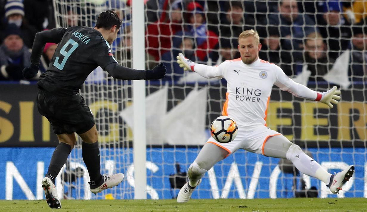 Striker Chelsea, Alvaro Morata, mencetak gol ke gawang Leicester City pada laga perempat final Piala FA di Stadion King Power, Minggu (18/3/2018). Leicester City takluk 1-2 dari Chelsea. (AP/Frank Augstein)