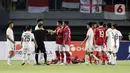 Pemain Timnas Indonesia U-19 melakukan protes kepada wasit saat melawan Thailand U-19 pada lanjutan penyisihan grup A Piala AFF U-19 2022 di Stadion Patriot Candrabhaga, Bekasi, Jawa Barat, Rabu (6/7/2022). Timnas Indonesia U-19 harus puas dengan hasil imbang 0-0. (Liputan6.com/Helmi Fithriansyah)