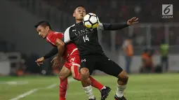 Pemain Persija, Ismed Sofyan (kiri) berebut bola dengan pemain Home United saat laga kedua Semifinal Zona Asia Tenggara Piala AFC 2018 di Stadion GBK, Jakarta, Selasa (15/5). Babak pertama Persija tertinggal 1-3. (Liputan6.com/Helmi Fithriansyah)