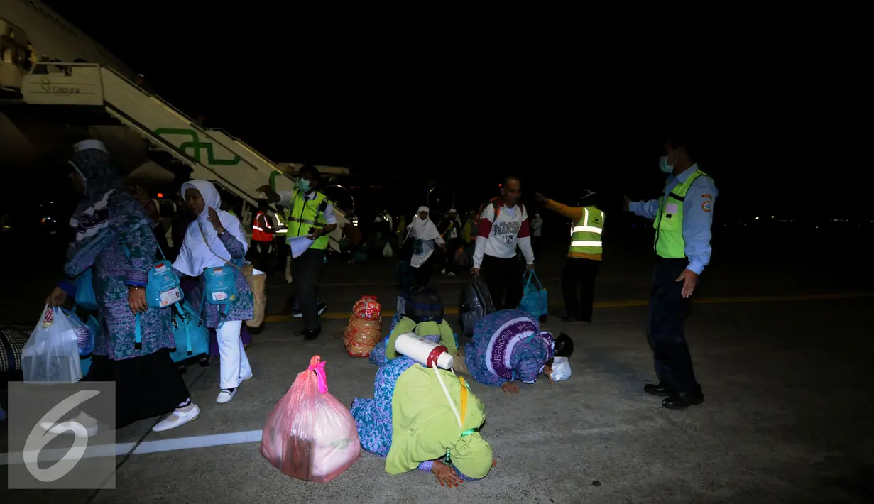 Beberapa jamaah haji Indonesia dari kloter I DKI Jakarta melakukan sujud syukur saat tiba di Bandara Halim Perdanakusuma Jakarta, Selasa (29/9/2015). Sebanyak 440 jamaah dengan tiba sekitar pukul 18.30 WIB. (Liputan6.com/Helmi Fithriansyah)