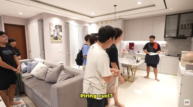 Sukses jadi YouTuber, ini potret rumah baru Jerome Polin. (Sumber: YouTube/Nihongo Mantapu)