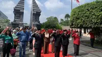 Sekjen DPP PDI Perjuangan (PDIP) Hasto Kristiyanto bersama para kader PDIP dari Jawa Timur mengikuti kegiatan upacara hari pahlawan di makam Bung Karno. (Foto: Delvira Hutabarat/Liputan6.com).
