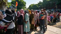Program ini menghadirkan beras Stabilisasi Pasokan dan Harga Pangan (SPHP) dengan harga khusus Rp55.000 per kemasan 5 kilogram. (Juni KRISWANTO/AFP)