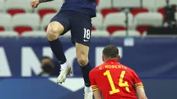 Pemain Prancis Lucas Gigne (kiri) menyundul bola melewati pemain Wales Connor Roberts pada pertandingan persahabatan di Stadion Allianz Riviera, Nice, Prancis, Rabu (2/6/2021). Prancis membantai Wales 3-0. (AP Photo/Daniel Cole)