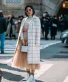 Di saat kita ingin tampil beda dari biasanya, paduan Tutu dan turtle neck bisa jadi pilihan. Kamu juga bisa andalkan sneakers favorit untuk elevansi gaya yang unik dan khas. (Foto: Pinterest)