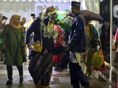 Pasangan peserta nikah massal usai pelaksanaan itsbat nikah di halaman Balai Kota DKI Jakarta, Selasa (31/12/2019). 633 pasangan, terdiri dari pernikahan baru 143 pasangan dan 490 pasangan itsbat nikah mengikuti acara nikah massal yang digelar Pemprov DKI Jakarta. (Liputan6.com/Helmi Fithriansyah)