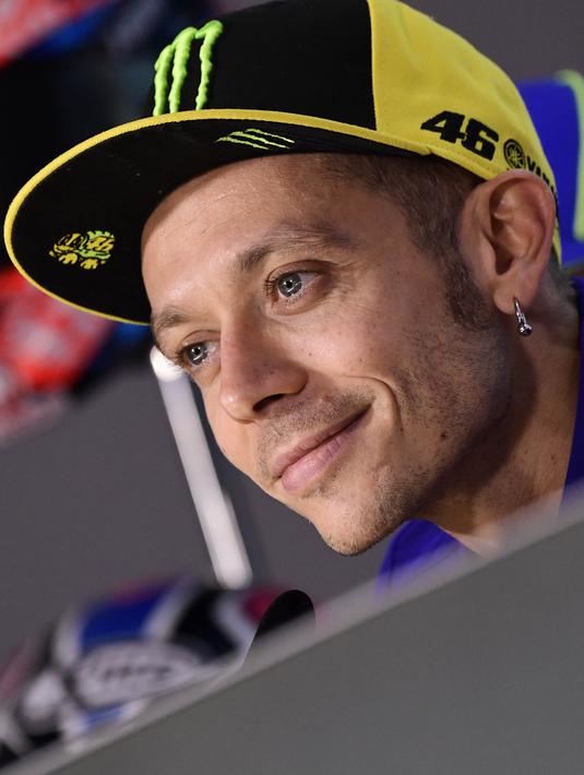 Pebalap Movistar Yamaha, Valentino Rossi, menghadiri jumpa pers jelang GP Aragon di Alcaniz, Aragon, Kamis (21/9/2017). Rossi dinyatakan lolos tes medis untuk mengikuti balapan MotoGP Aragon. (AFP/Javier Soriano)
