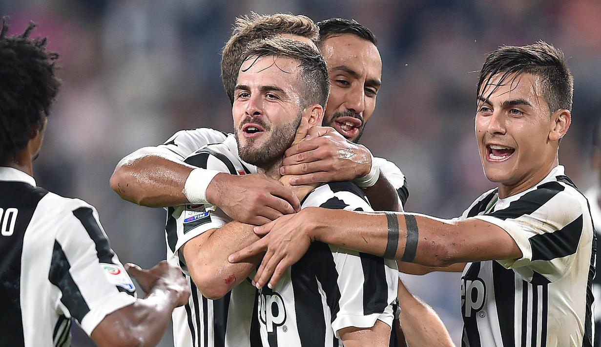 Para pemain Juventus merayakan gol yang dicetak Miralem Pjanic ke gawang Torino pada laga Serie A, Italia, di Stadion Allianz, Sabtu (23/9/2017). Juventus menang 4-0 atas Torino. (AP/Alessandro Di Marco)