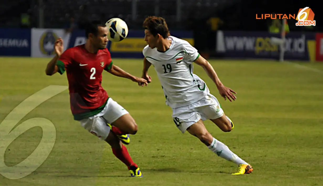 Supardi (Indonesia - 2) tampak berebut bola dengan Dhurgham Ismael Dawood (Irak - 19) dalam kualifikasi Piala Asia 2015 yang digelar di Stadion GBK Jakarta (Liputan6.com/Helmi Fithriansyah) 